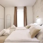 De Clave Luxury Apartment